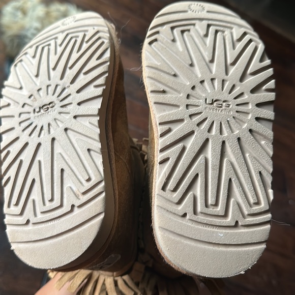 Ugg size 12 brown boots .. perfect for the cold weather coming - Picture 5 of 5